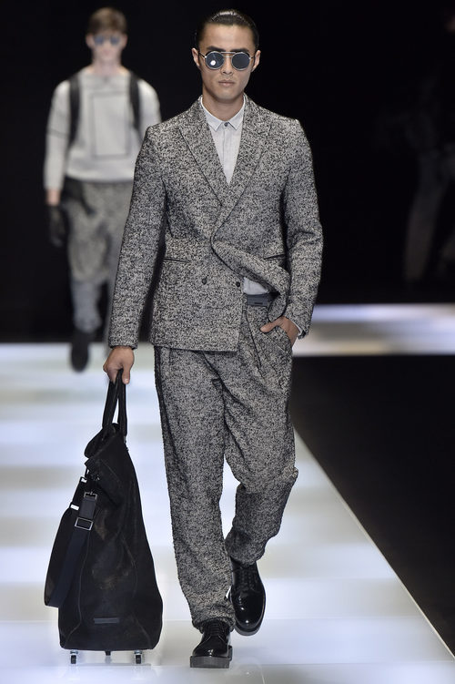Traje sastre gris perla con mochila negra para Armani