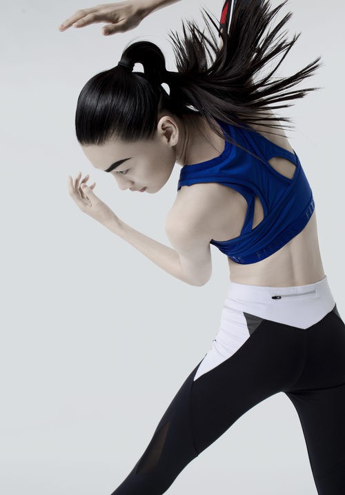 Top azul eléctrico con espalda cruzada para la colección 'Warrior' de Oysho 