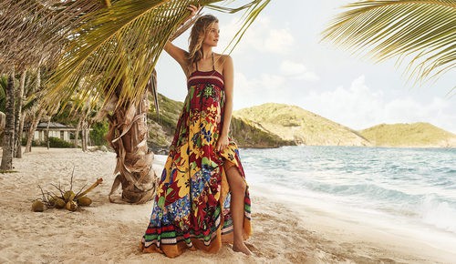 Behati Prinsloo con vestido largo con estampado floral de Tommy Hilfiger