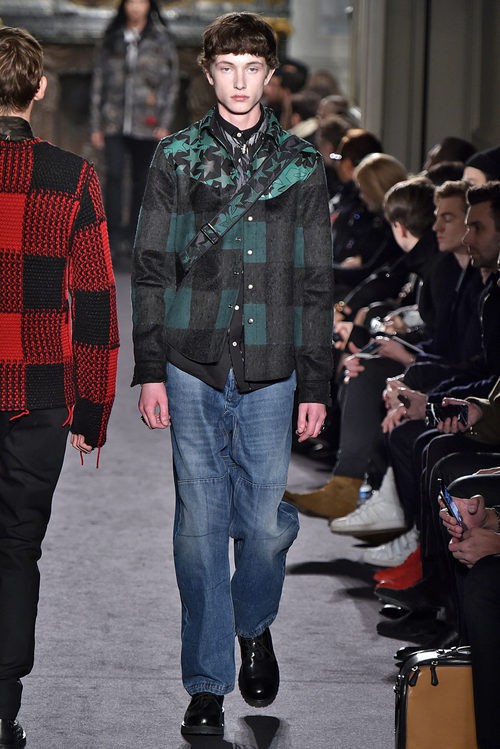Camisa con estampado madras y detalles de estrellas para Valentino en la semana de la moda de París para la temporada otoño/invierno 2016/2017