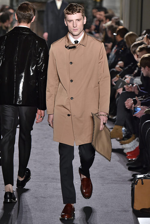 Trench de ante color camel para Valentino en la semana de la moda de París para la temporada otoño/invierno 2016/2017