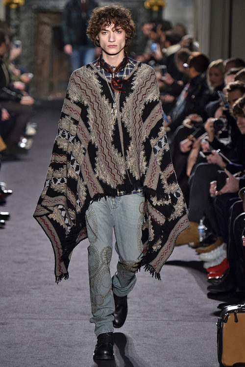 Poncho marrón con estampado geométrico para Valentino en la semana de la moda de París para la temporada otoño/invierno 2016/2017