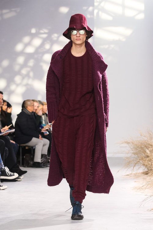 Total look en marsala con sombrero campesino para Issey Miyake en la semana de la moda de París para la temporada otoño/invierno 2016/2017