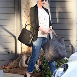 Anne Hathaway luce embarazo abandonando el gimnasio