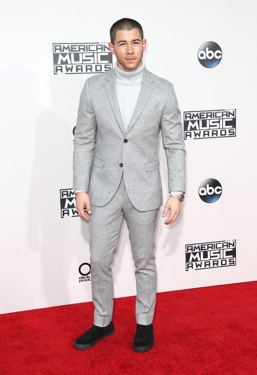Nick Jonas con traje claro