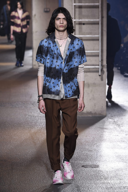 Camisa efecto degradado en azul de Lanvin en la semana de la moda de París para la temporada Otoño/Invierno 2016/2017