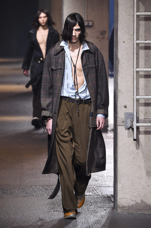 Maxi abrigo y camisa abierta azul de Lanvin en la semana de la moda de París para la temporada Otoño/Invierno 2016/2017