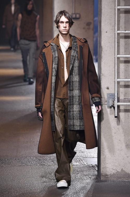 Maxi abrigo ante marrón y bufanda madras de Lanvin en la semana de la moda de París para la temporada Otoño/Invierno 2016/2017