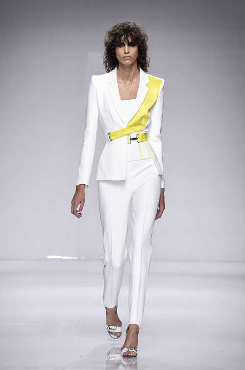 Traje blanco con detalle amarillo en la solapa de Versace en la semana de la moda de París Primavera/Verano 2016