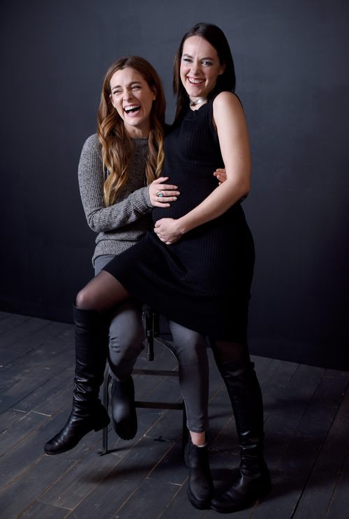 Jena Malone junto a su compañera de reparto Riley Keough en el festival Sundance 2016