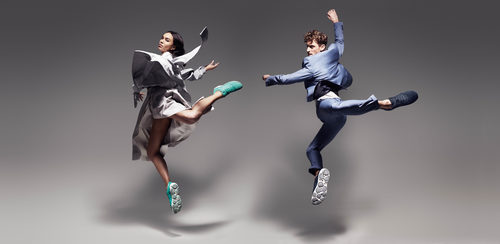 Bailarines saltando con zapatillas Geox de colores para la línea Nebula