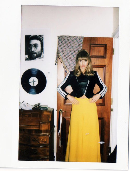Suki Waterhouse con perfecto de cuero y falda larga en la imagen de campaña de Superga