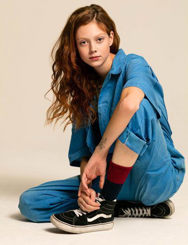 Natalie Westling con estilo denim y zapatillas negras para Vans