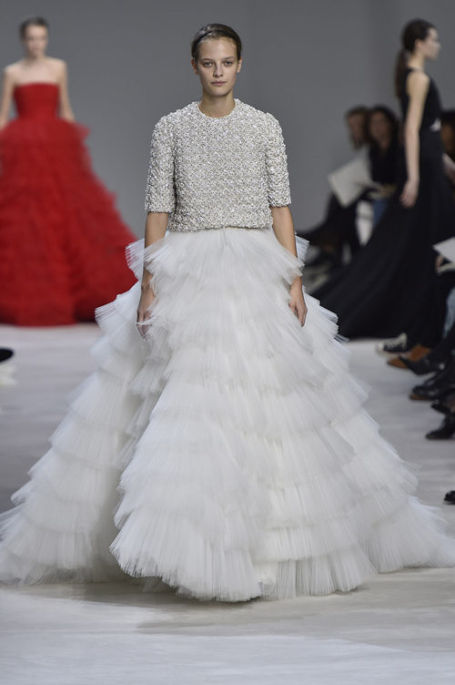 Falda blanca de tul con superposición de capas de Giambattista Valli en Semana de Alta Costura de París primavera/verano 2016