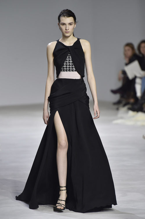 Vestido largo negro con falda abierta de Giambattista Valli en la semana de Alta Costura de París primavera/verano 2016