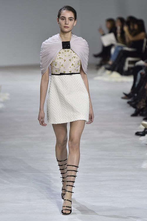 Vestido corto con falda de relieve y toquilla plisada de Giambattista Valli en la semana de Alta Costura de París primavera/verano 2016