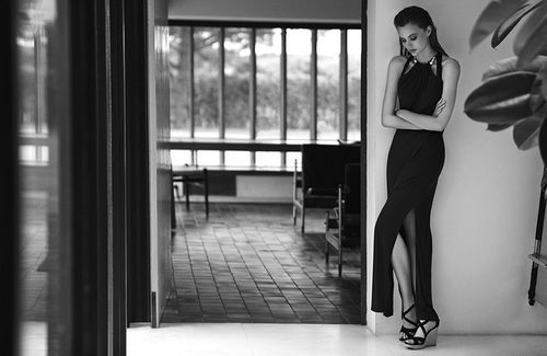 Vestido largo negro con abertura lateral en la falda de Andrés Sardá para primavera/verano 2016