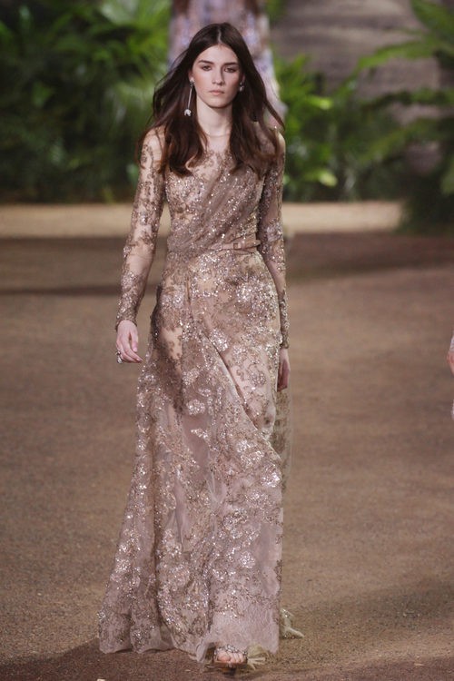 Vestido nude con cuerpo cruzado de encaje Chantilly de Elie Saab en la Semana de Alta Costura de París primavera/verano 2016