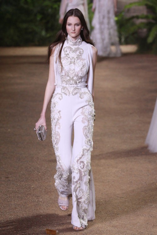 Mono blanco con motivos vegetales de Elie Saab en la Semana de Alta Costura de París primavera/verano 2016