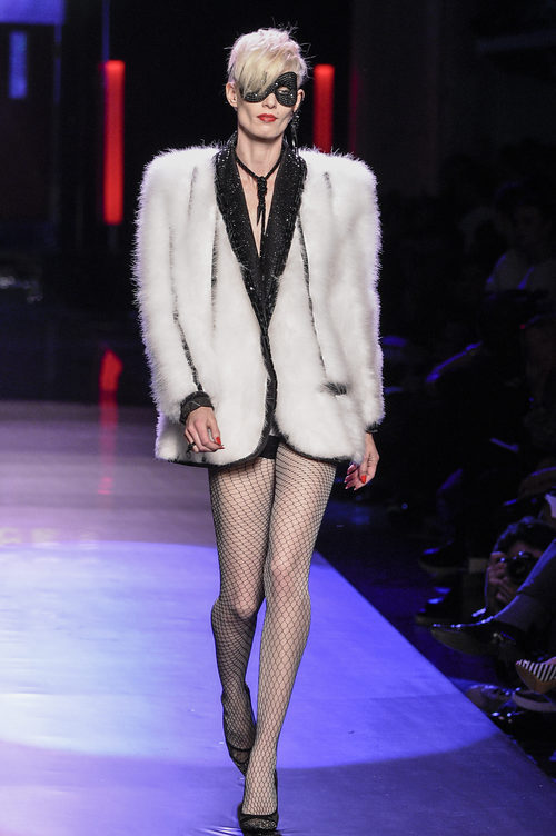Abrigo oversize de pelo con detalles de lentejuelas y antifaz de Jean Paul Gaultier en la Semana de Alta Costura de París primavera/verano 2016