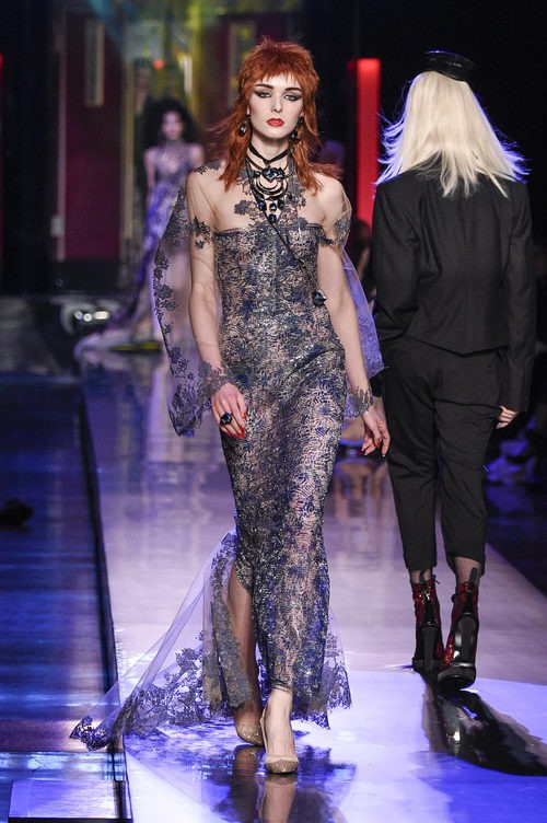Vestido transparente con encaje Chantilly de Jean Paul Gaultier en la Semana de la Alta Costura de París primavera/verano 2016