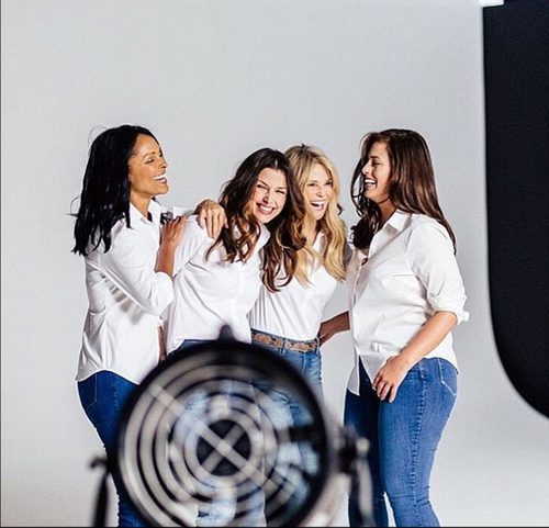 Modelos con camisa blanca y jeans de NYDJ posando para la campaña 'Fit to Be'