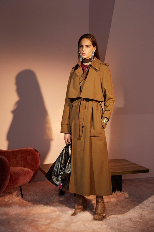 Abrigo oversize en clave trench en ocre de Lanvin