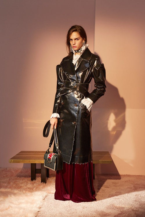Abrigo largo de charol negro cruzado con falda de terciopelo marsala de Lanvin