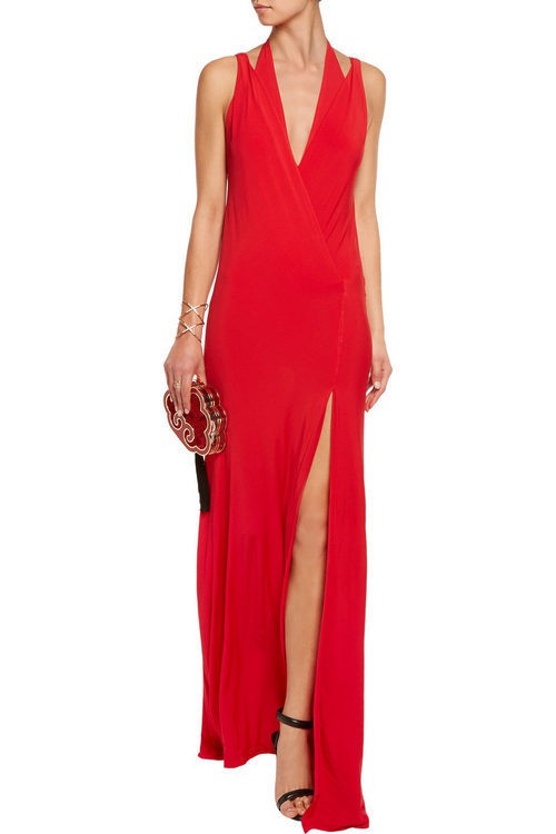 Vestido rojo con escote en uve y abertura en la falda de Donna Karan