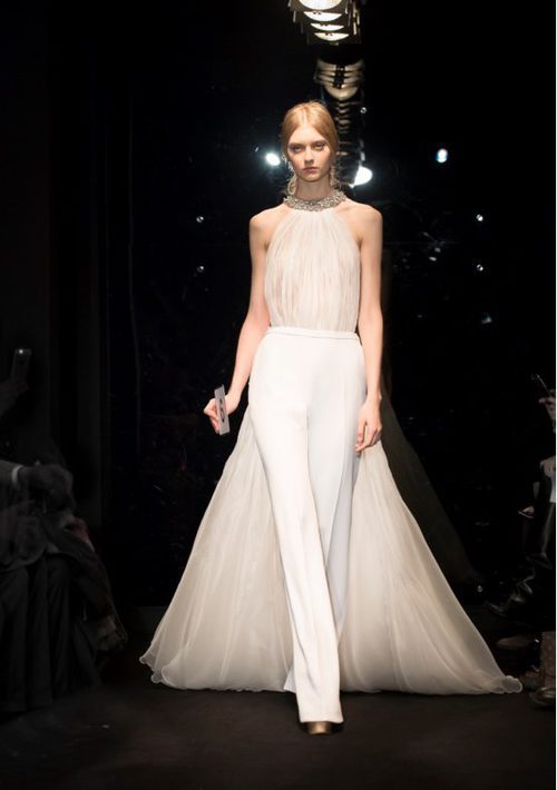 Conjunto dos piezas con pantalones lisos y cuerpo de tul con espalda escotada de Stephane Rolland