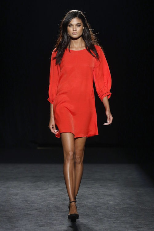 Vestido rojo de la colección otoño/invierno 2016/2017 de Sita Murt en 080 Barcelona Fashion