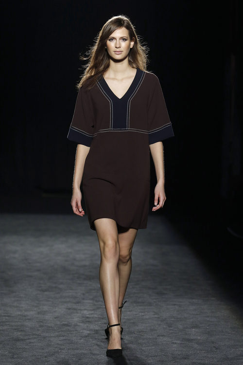 Vestido marrón de la colección otoño/invierno 2016/2017 de Sita Murt en 080 Barcelona Fashion