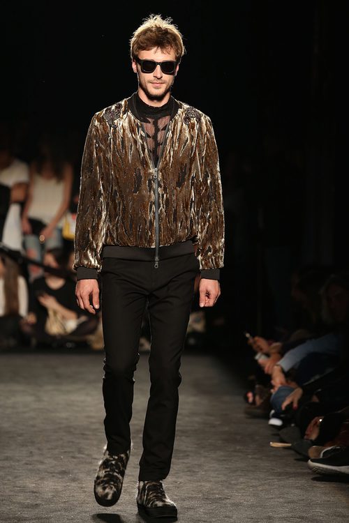 Bomber con efecto roto con bambas de pelo de Custo Barcelona en la 080 Barcelona otoño/invierno 2016/2017