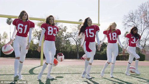 Desfile de los ángeles de Victoria's Secret con el uniforme 'The Devils' para la Super Bowl 2016