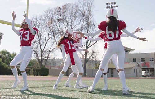 Los ángeles de Victoria's Secret bailando con el uniforme 'The Devils' para la Super Bowl 2016