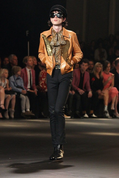 Perfecto cuero anaranjada con detalles dorados de Saint Laurent otoño/invierno 2016/2017