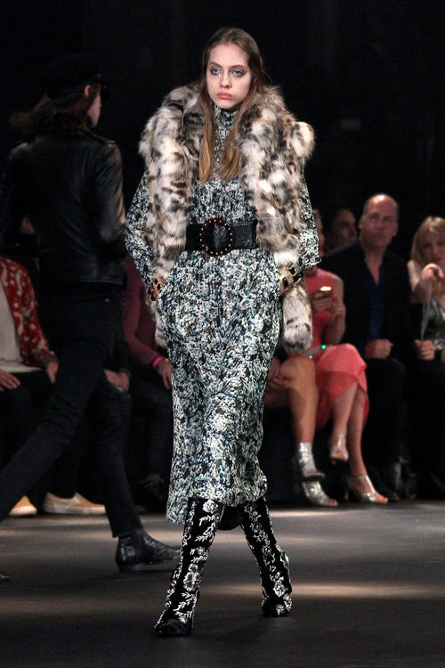 Vestido largo y chaleco de pelo de Saint Laurent otoño/invierno 2016/2017