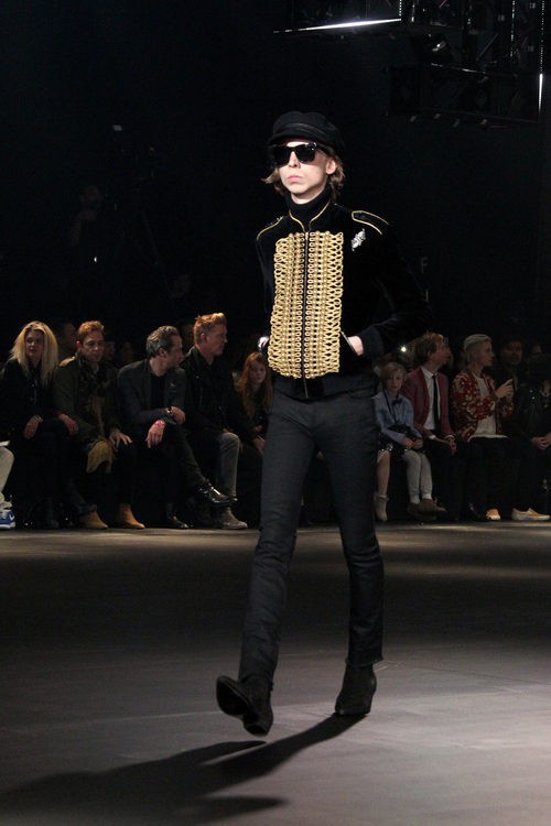Chaqueta estilo militar con detalles dorados de Saint Laurent otoño/invierno 2016/2017