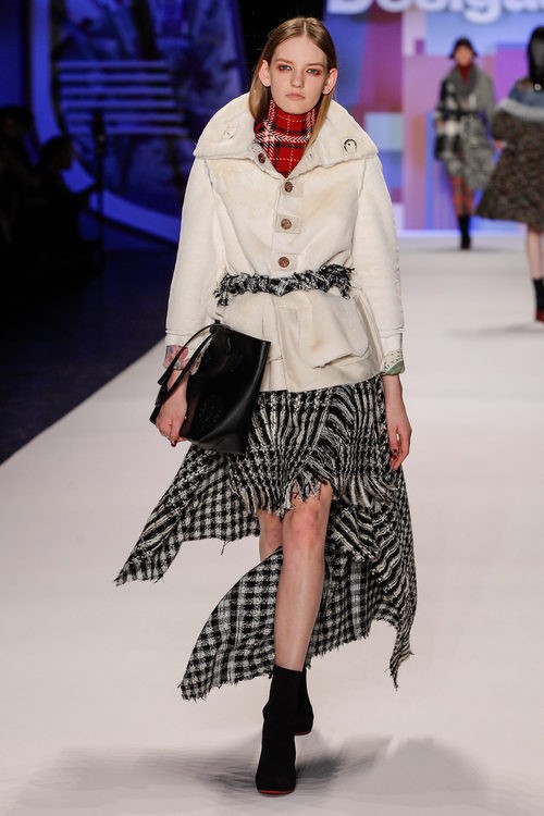 Abrigo de pelo con falda palestina de Desigual en la FW de Nueva York para otoño/invierno 2016/2017