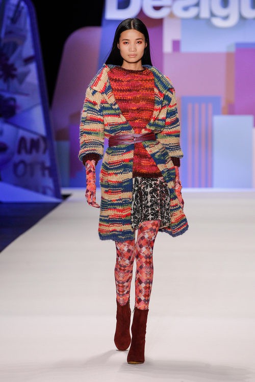 Conjunto colorido geométrico de Desigual en la FW de Nueva York para otoño/invierno 2016/2017