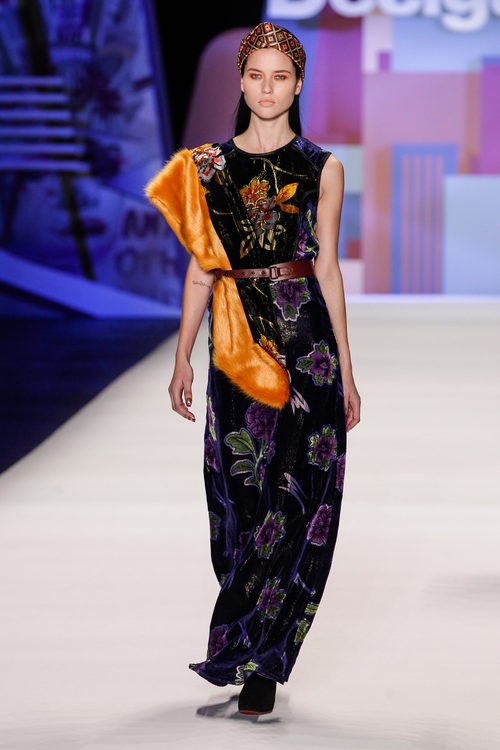 Vestido estampado floral de inspiración hindú de Desigual en la FW de Nueva York para otoño/invierno 2016/2017