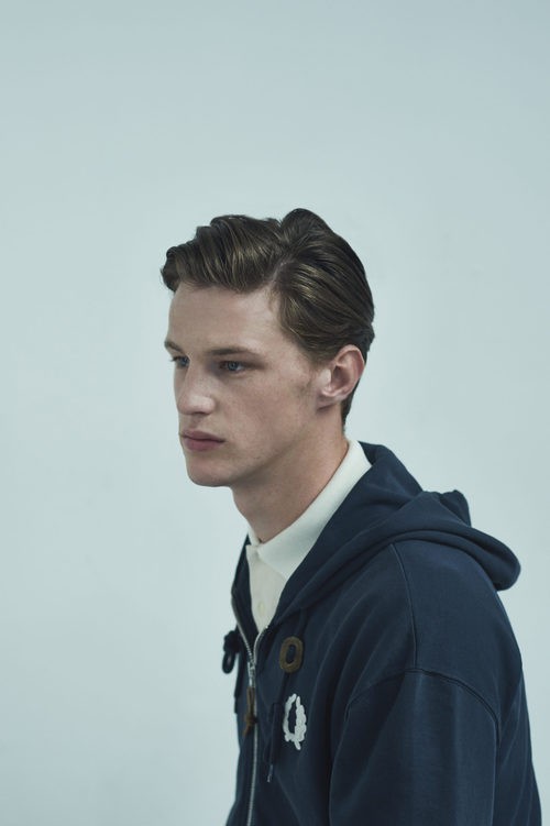 Polo azul con capucha de la colaboración Fred Perry x Nigel Cabourn