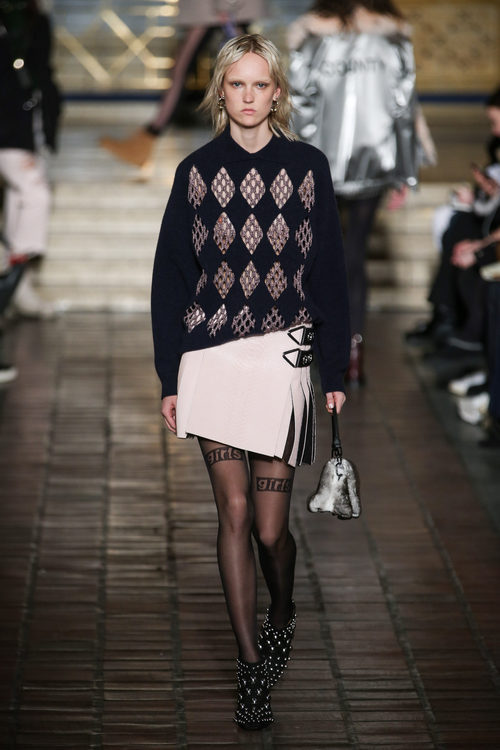Jersey con rombos y falda asimétrica de Alexander Wang en la New York Fashion Week para otoño/invierno 2016/2017
