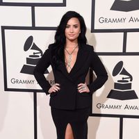 Demi Lovato en la alfombra roja de los Premios Grammy 2016