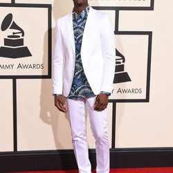 Aloe Blacc en la alfombra roja de los Premios Grammy 2016