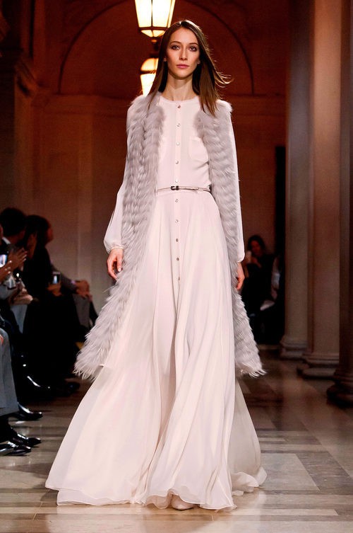 Vestido gasa con detalle pelo de Carolina Herrera en FW de Nueva York para otoño/invierno 2016/2017