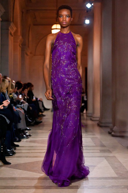 Vestido morado brillantes de Carolina Herrera en FW de Nueva York para otoño/invierno 2016/2017