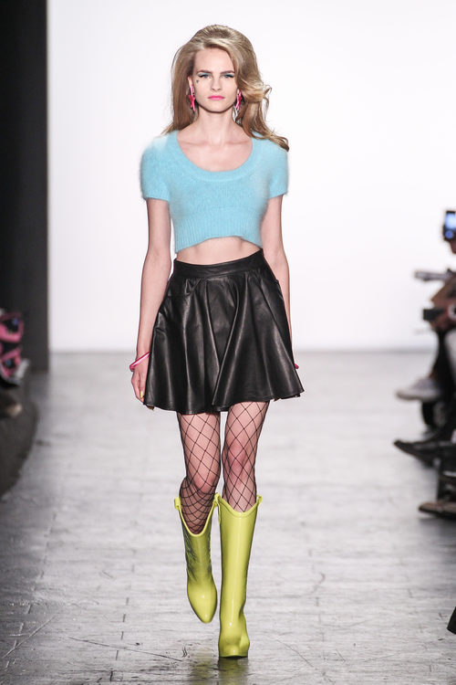 Mini falda y top de lana de Jeremy Scott en la FW de Nueva York para otoño/invierno 2016/2017