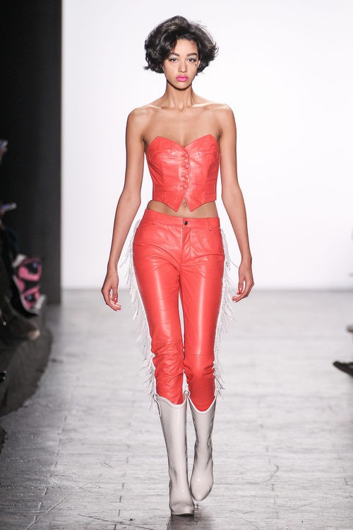 Conjunto coral de cuero de Jeremy Scott en la FW de Nueva York para otoño/invierno 2016/2017
