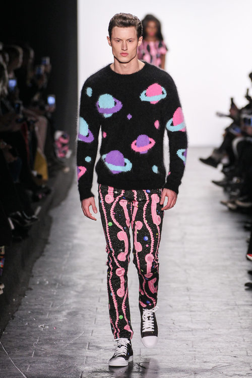 Jersey de lana y pantalones estampados de Jeremy Scott en la FW de Nueva York para otoño/invierno 2016/2017